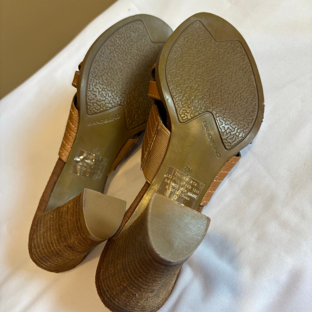 Women's Bandolino Tan Leather 3" Stacked Heel Sandals Size 7M - Picture 4 of 5
